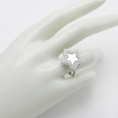 27119570a - Ring mit Brillanten, WG 750/000, sternf. Ringkopf, Brill. zus. ca. 1 ct Weiß/si, mittig ...