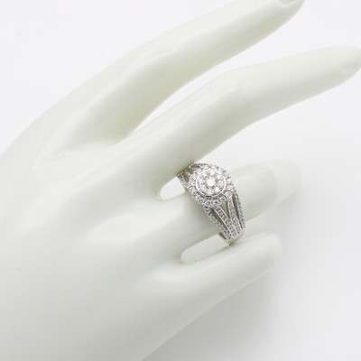 27119571a - Ring mit Brillanten, WG 585/000, Brill. in rundem Ringkopf u. in 4-rhg. Ringschultern ...