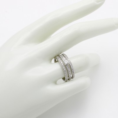 27119574a - Ring mit Brillanten, WG 585/000, Solitär in Krappenfassung u. Besatzbrill. in 3 Reihen ...