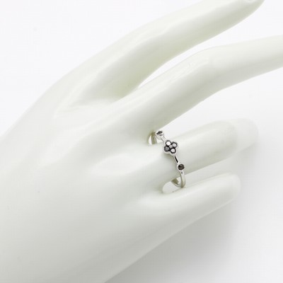 27119575a - Ring mit Diamanten, WG 585/000, 6 schwarze Brill. (beh.) z.T. blütenf. gef. zus. ca. ...