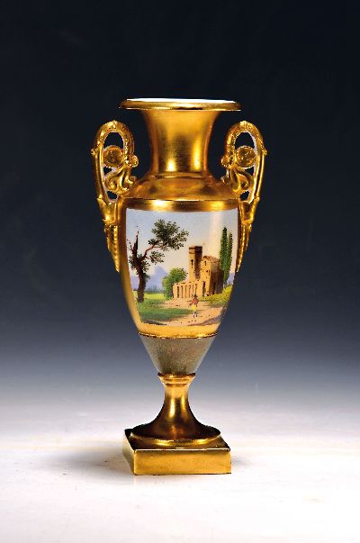 27119581a - 6 Tassen mit Untertassen, große Fußschale und Doppelhenkelvase, 19. Jh., polychrome ...