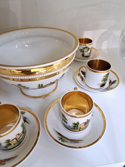 27119581c - 6 Tassen mit Untertassen, große Fußschale und Doppelhenkelvase, 19. Jh., polychrome ...