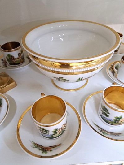27119581d - 6 Tassen mit Untertassen, große Fußschale und Doppelhenkelvase, 19. Jh., polychrome ...