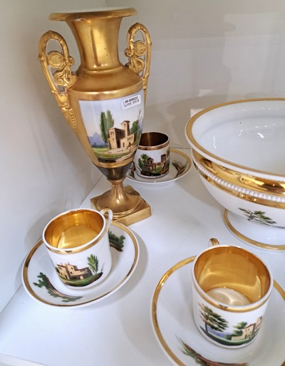 27119581e - 6 Tassen mit Untertassen, große Fußschale und Doppelhenkelvase, 19. Jh., polychrome ...