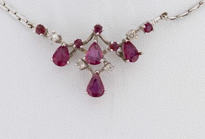 27119593a - 18 kt Gold Rubin Diamant Collier, WG 750/ 000, Mittelteil bes. mit 9 facett. Rubinen ...