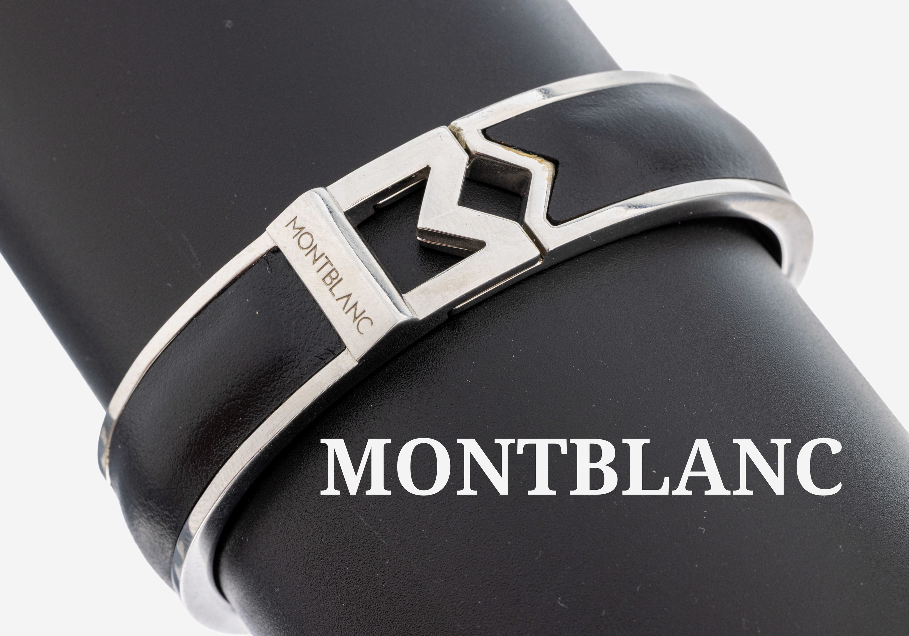 Image 27119617 - Montblanc Armreif, Stahl und schwarzes Leder, M-Logo, Klappscharnier, neuwertig, D. ca. ...