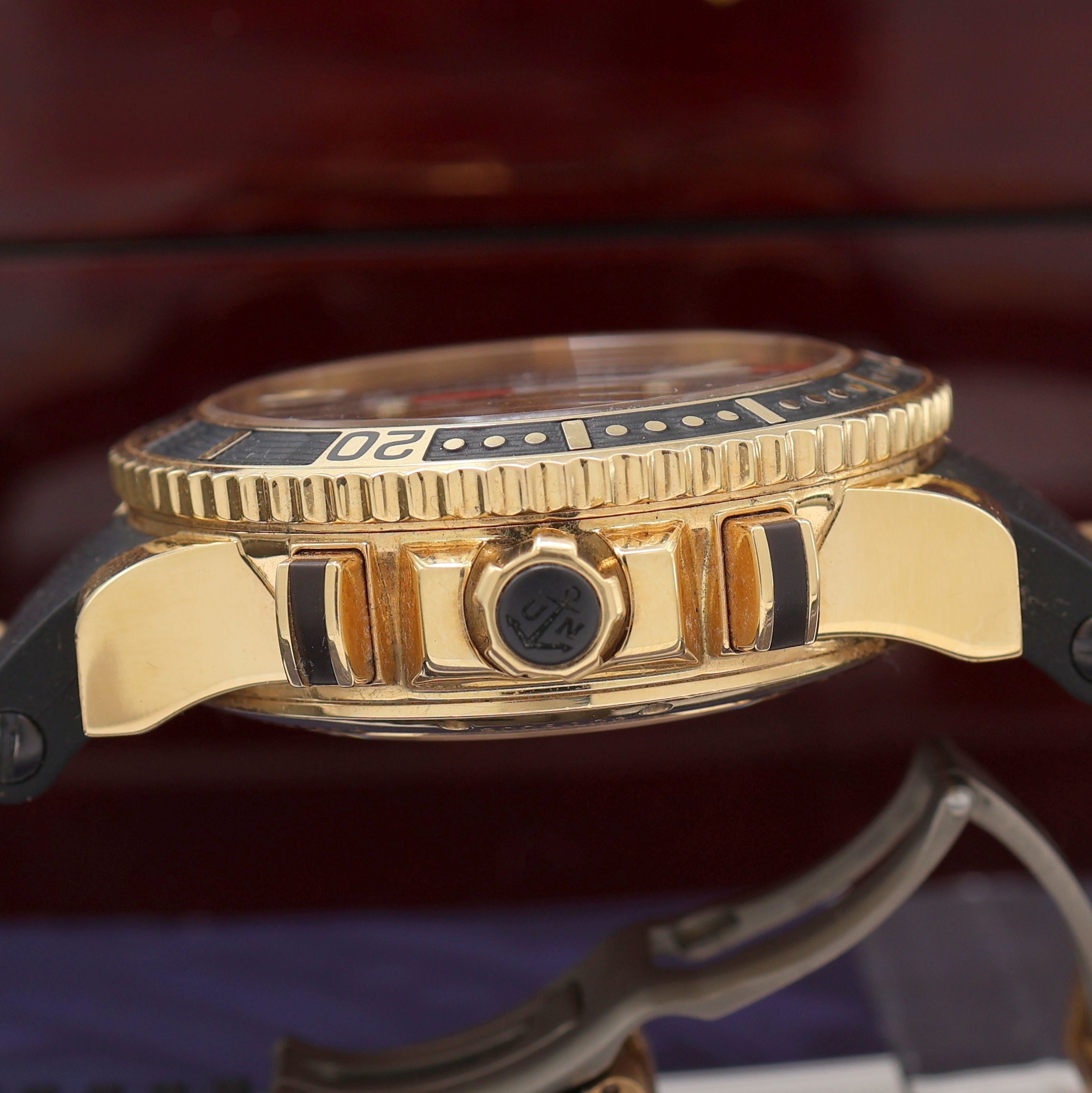 Detail e: ULYSSE NARDIN Maxi Marine Armbandchronograph in GG 750/000 Referenz 8006-102, Schweiz um 2010, Automatik, massives Geh. beids. vergl. inkl. ...