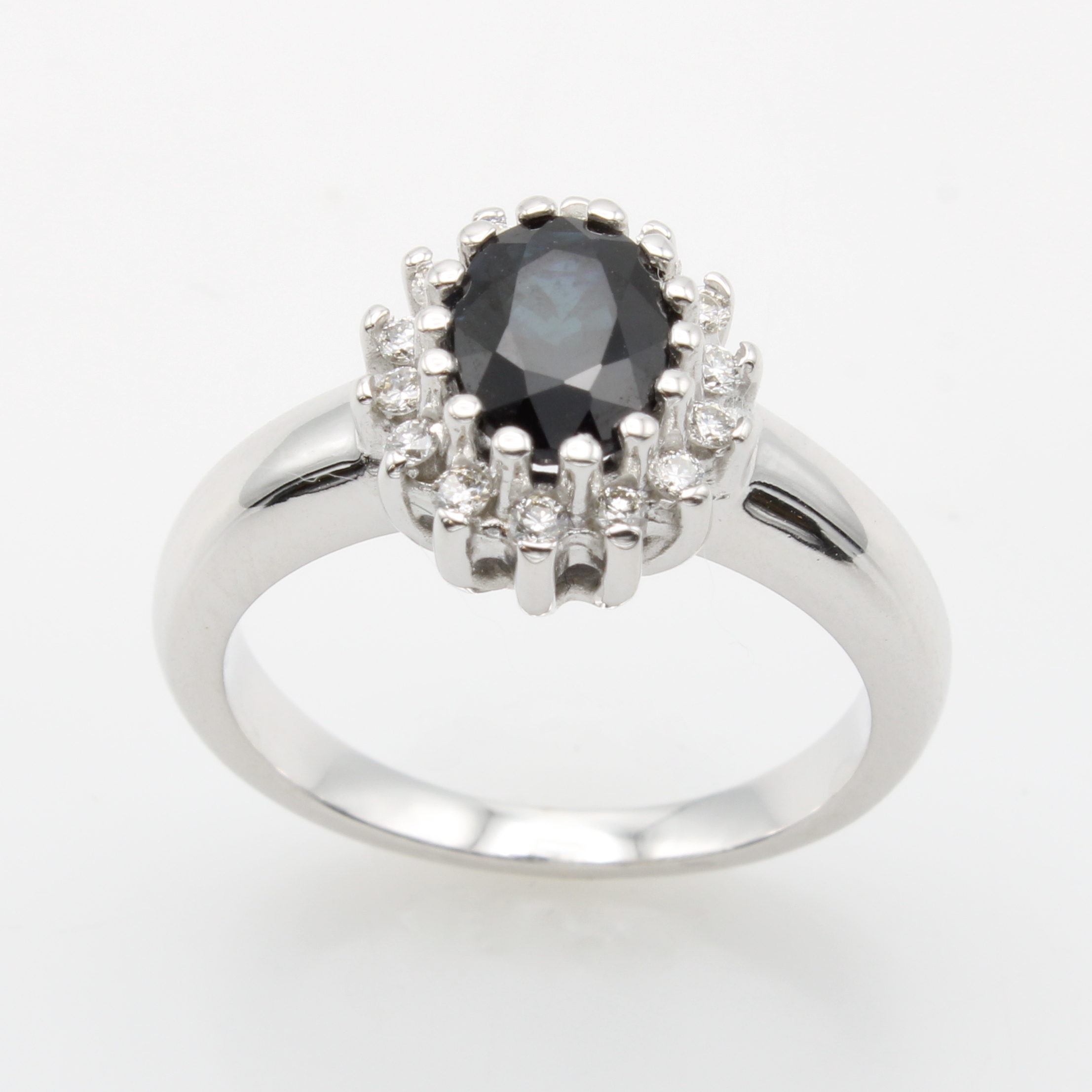 Image 27119658 - Ring mit Saphir und Brillanten, WG 585/000, ovaler Saphir ca. 0.90 ct umgeben v. Brill. ...