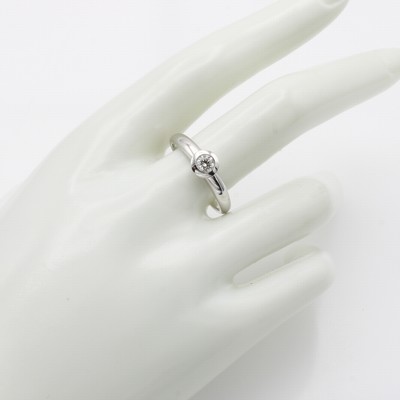 27119601a - Ring mit Brillantsolitär, WG 585/000, Brill. in breiter, glatter Fassung ca. 0.25 ct ...
