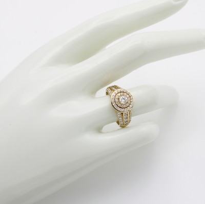 27119627a - Ring mit Brillanten, GG 585/000, runder Ringkopf u. Ringschultern bes. m. Brill. zus. ...
