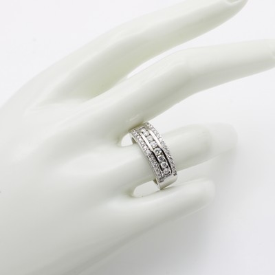 27119645a - Ring mit Brillanten, WG 585/000, Brill. in 3 Reihen gef. (mittig in Kanalfassung) zus. ...