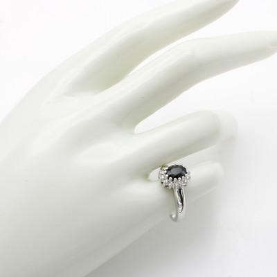 27119658a - Ring mit Saphir und Brillanten, WG 585/000, ovaler Saphir ca. 0.90 ct umgeben v. Brill. ...