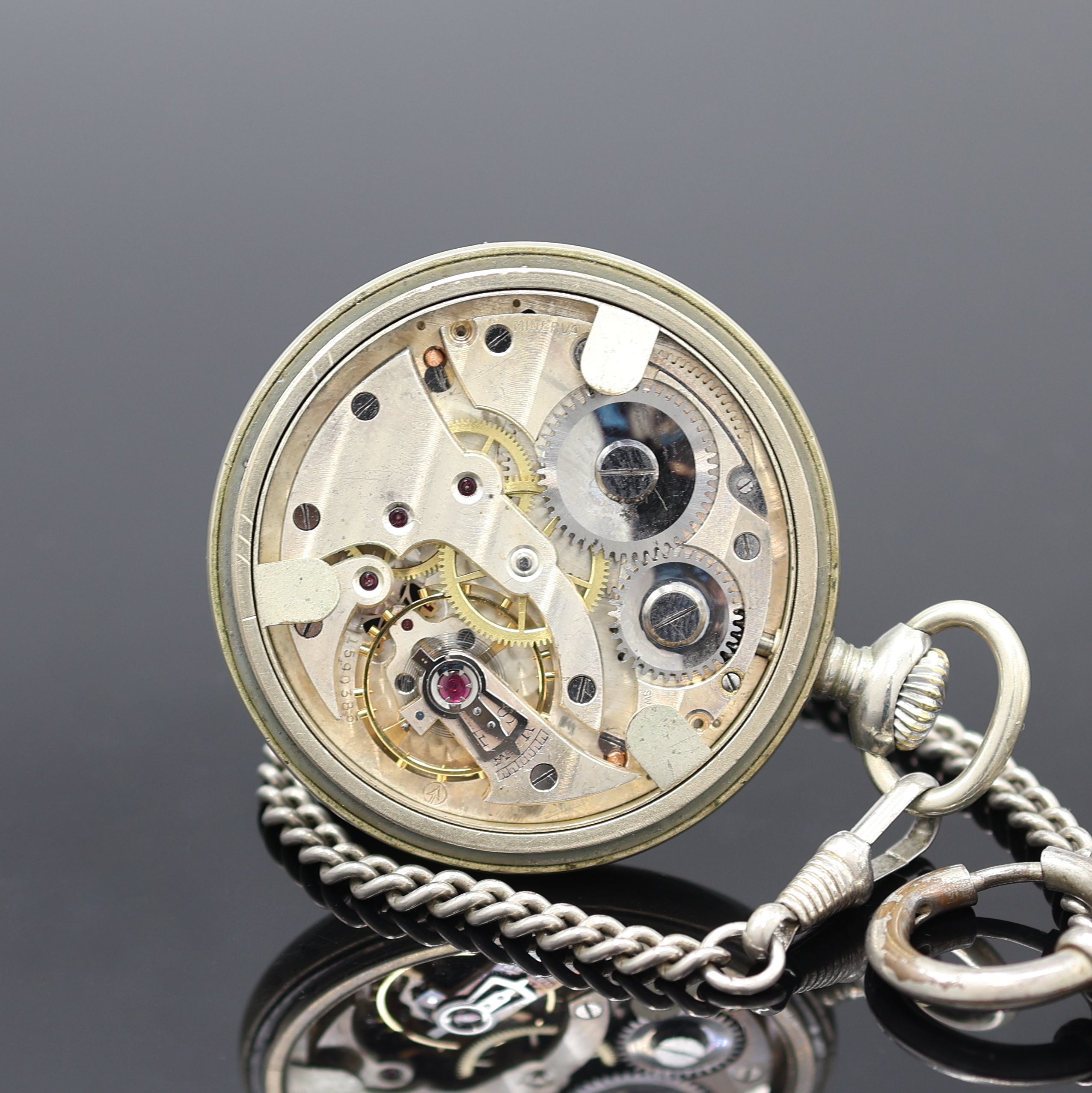 Detail b: MINERVA DH Taschenuhr des deutschen Heeres mit Kette, Schweiz um 1940, vern. Geh., Boden verschr., schwarzes Zifferbl. m. arab. Zahlen, Leuchtind., ...