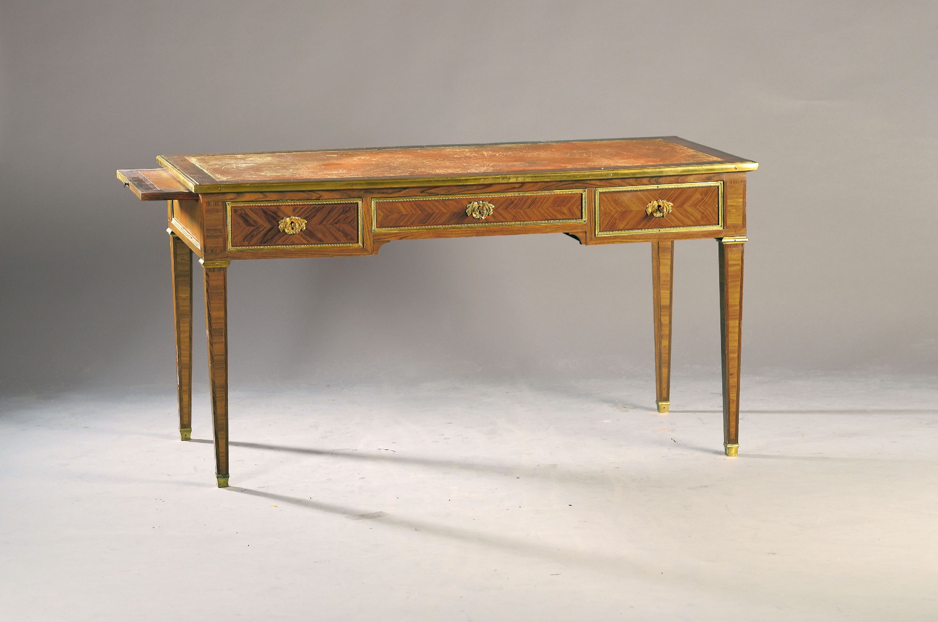Image 27119744 - Schreibtisch, Frankreich, 19.Jh., Nußbaumfurnier 3 Schubladen, Oberfläche mit ...