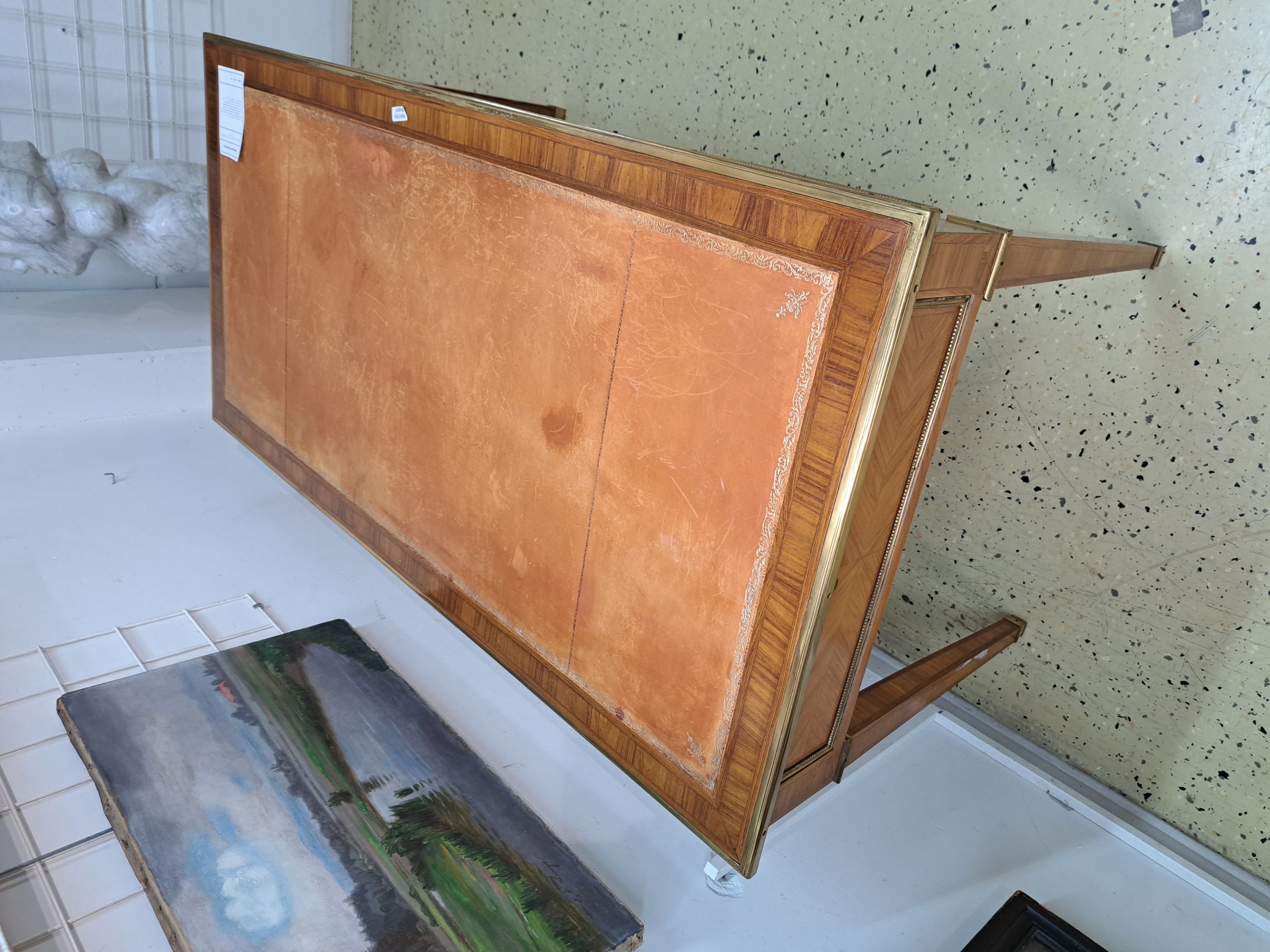 Detail g: Schreibtisch, Frankreich, 19.Jh., Nußbaumfurnier 3 Schubladen, Oberfläche mit eingelegter Lederschreibfläche und umlaufende Messingleisten, auf ...