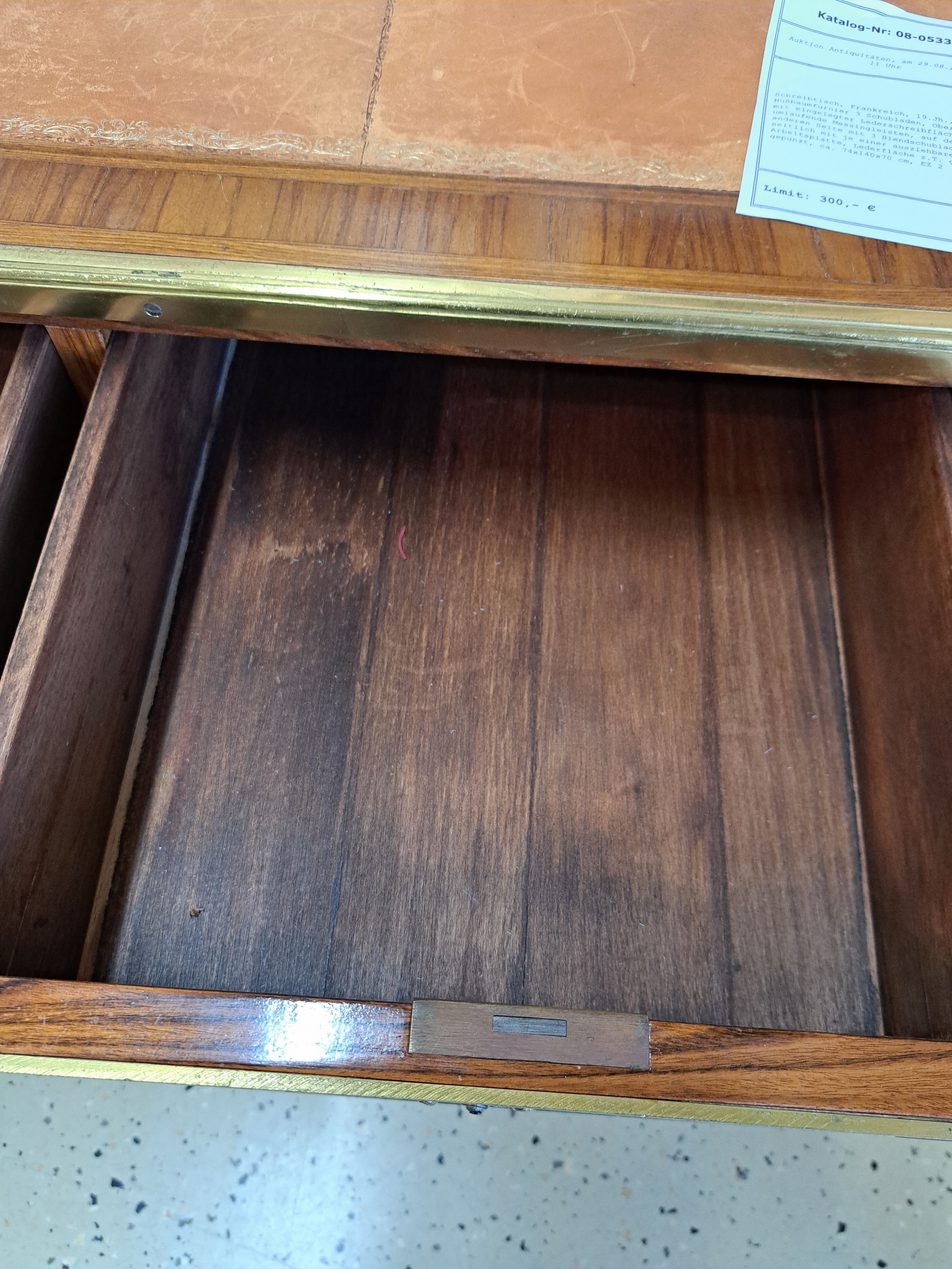 Detail o: Schreibtisch, Frankreich, 19.Jh., Nußbaumfurnier 3 Schubladen, Oberfläche mit eingelegter Lederschreibfläche und umlaufende Messingleisten, auf ...