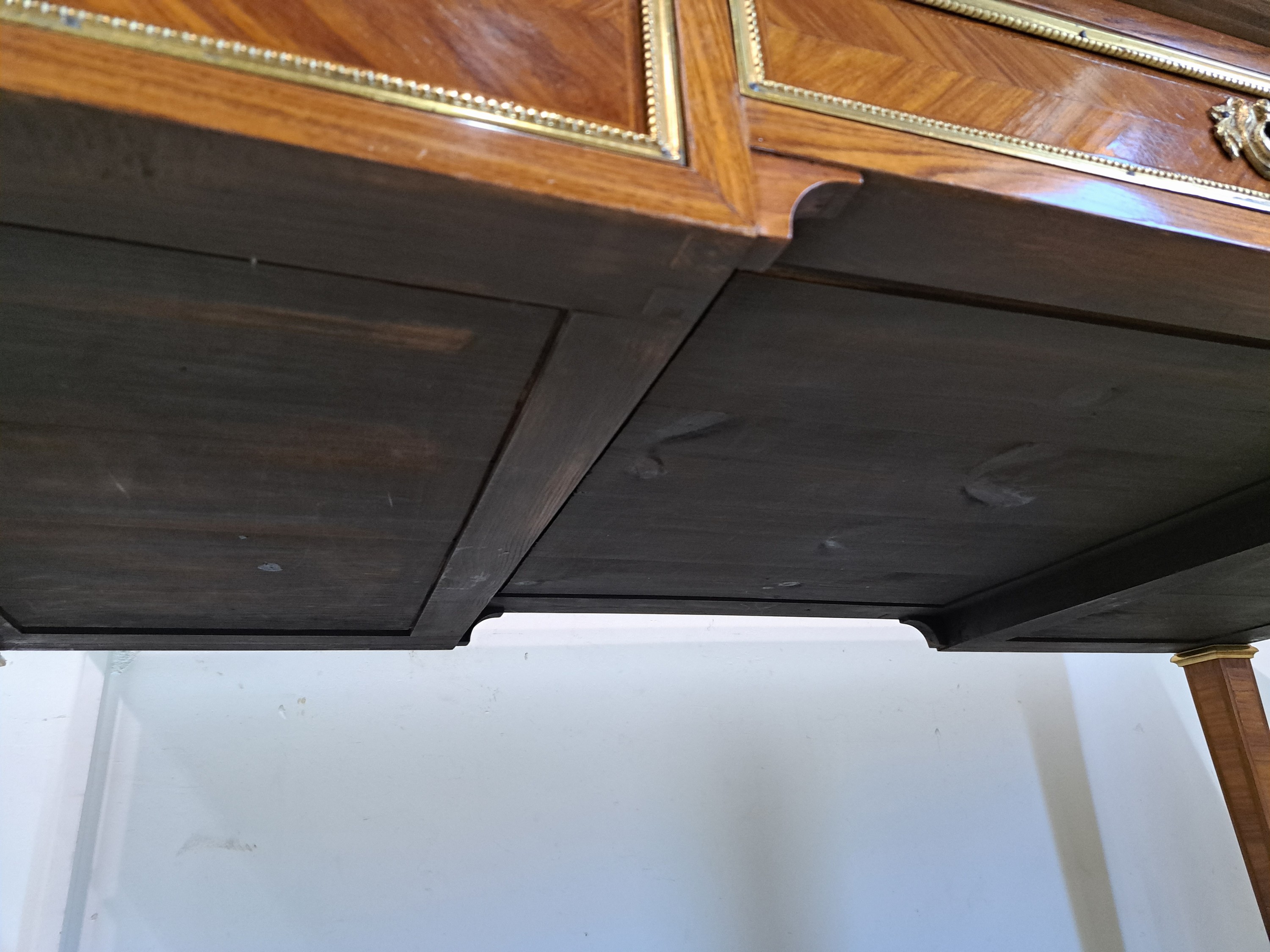 Detail r: Schreibtisch, Frankreich, 19.Jh., Nußbaumfurnier 3 Schubladen, Oberfläche mit eingelegter Lederschreibfläche und umlaufende Messingleisten, auf ...