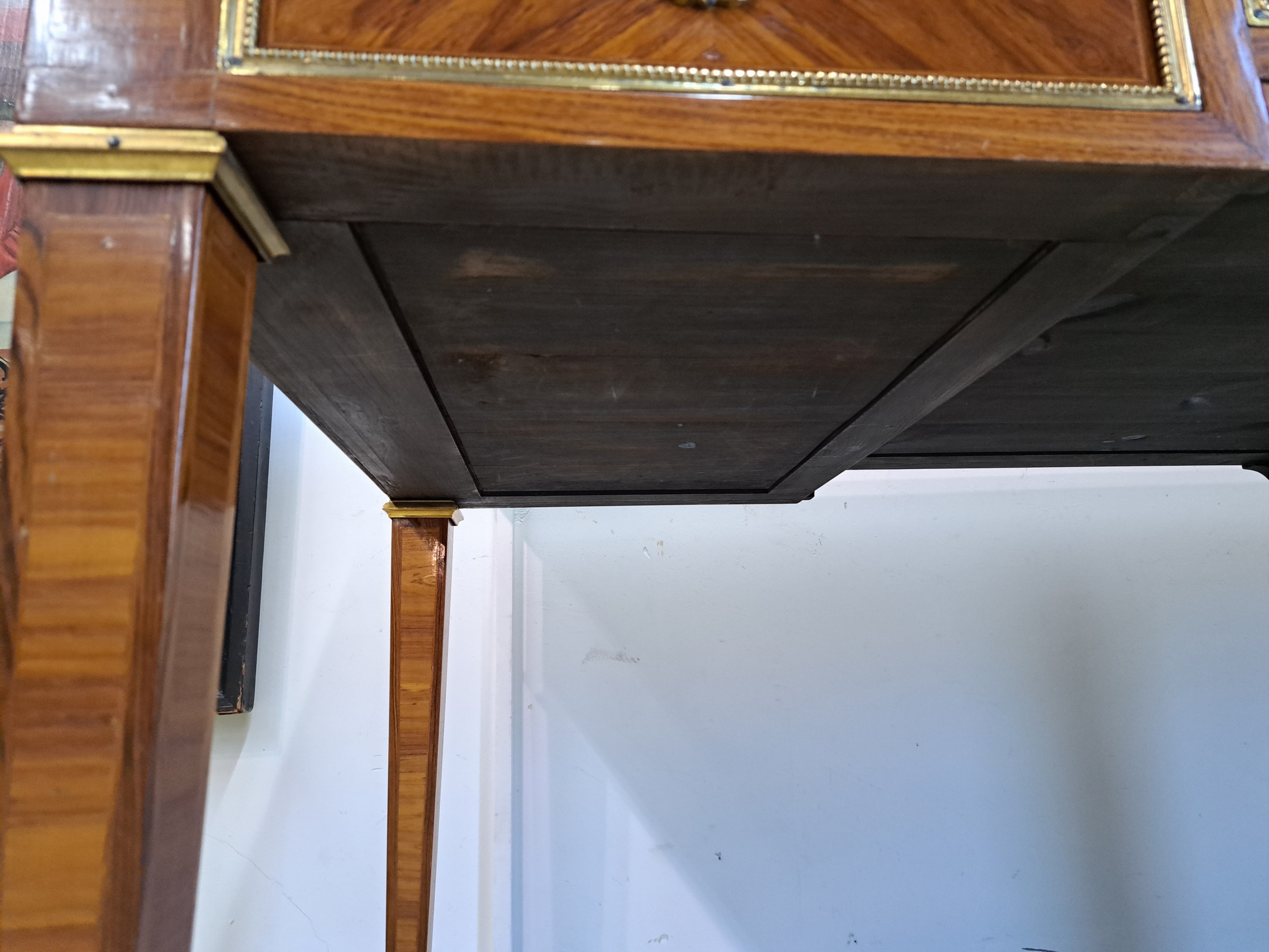 Detail t: Schreibtisch, Frankreich, 19.Jh., Nußbaumfurnier 3 Schubladen, Oberfläche mit eingelegter Lederschreibfläche und umlaufende Messingleisten, auf ...