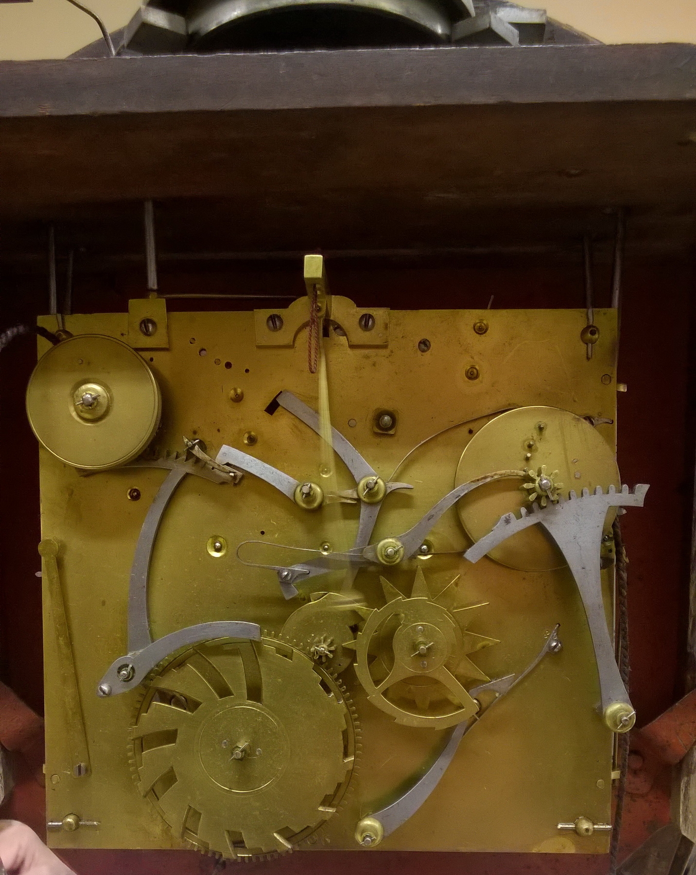 Detail a: Tischuhr G.J.M. Bintz A Francfort, mit Wandkonsole in Stil Neuenburger Pendule, Gehäuse marmorierend gefaßt, großes Emailzifferblatt mit Signatur ...