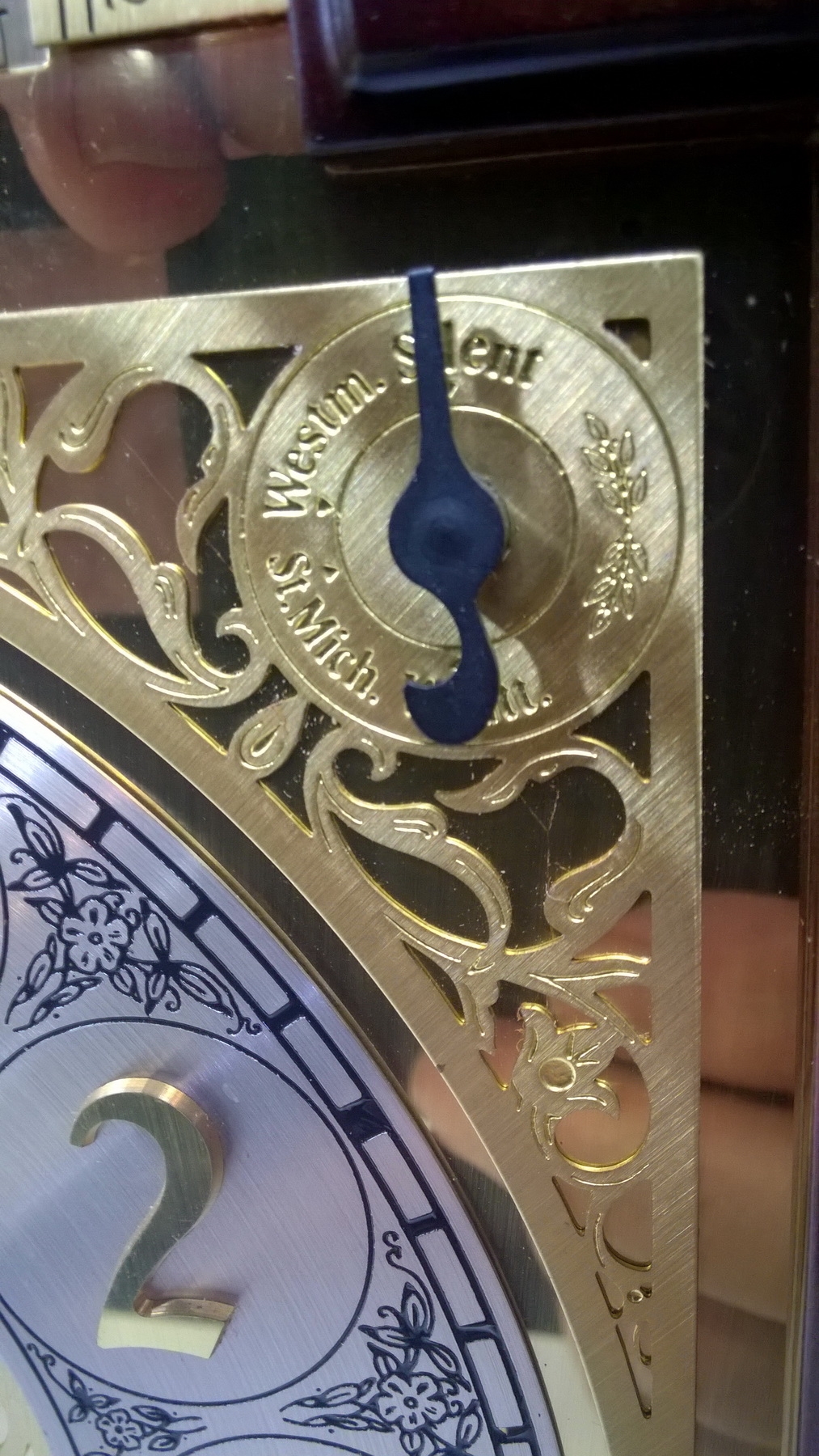 Detail a: Stutzuhr Kieninger, mit Mondphase und verschiedene Melodien, um 1980, Gehäuse Nussbaum mit Schleiflack Oberfläche, Bogenabschluss, mittig ...