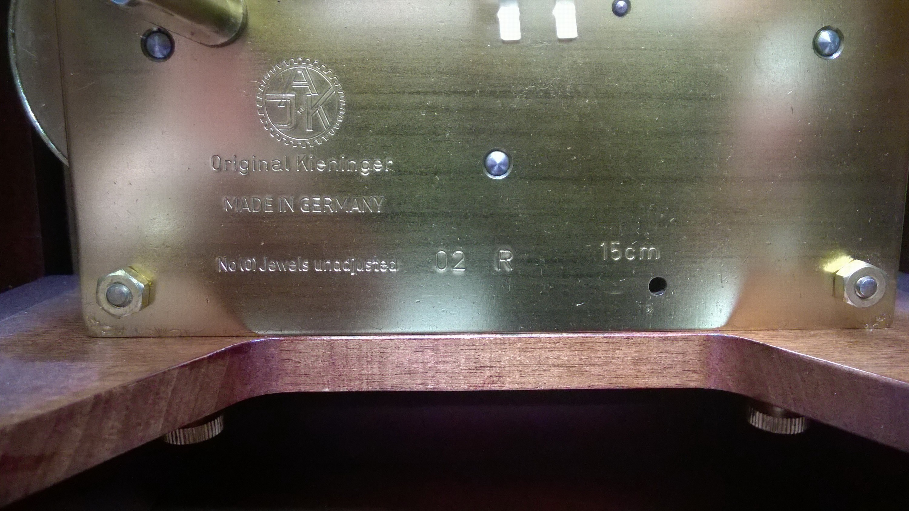 Detail d: Stutzuhr Kieninger, mit Mondphase und verschiedene Melodien, um 1980, Gehäuse Nussbaum mit Schleiflack Oberfläche, Bogenabschluss, mittig ...