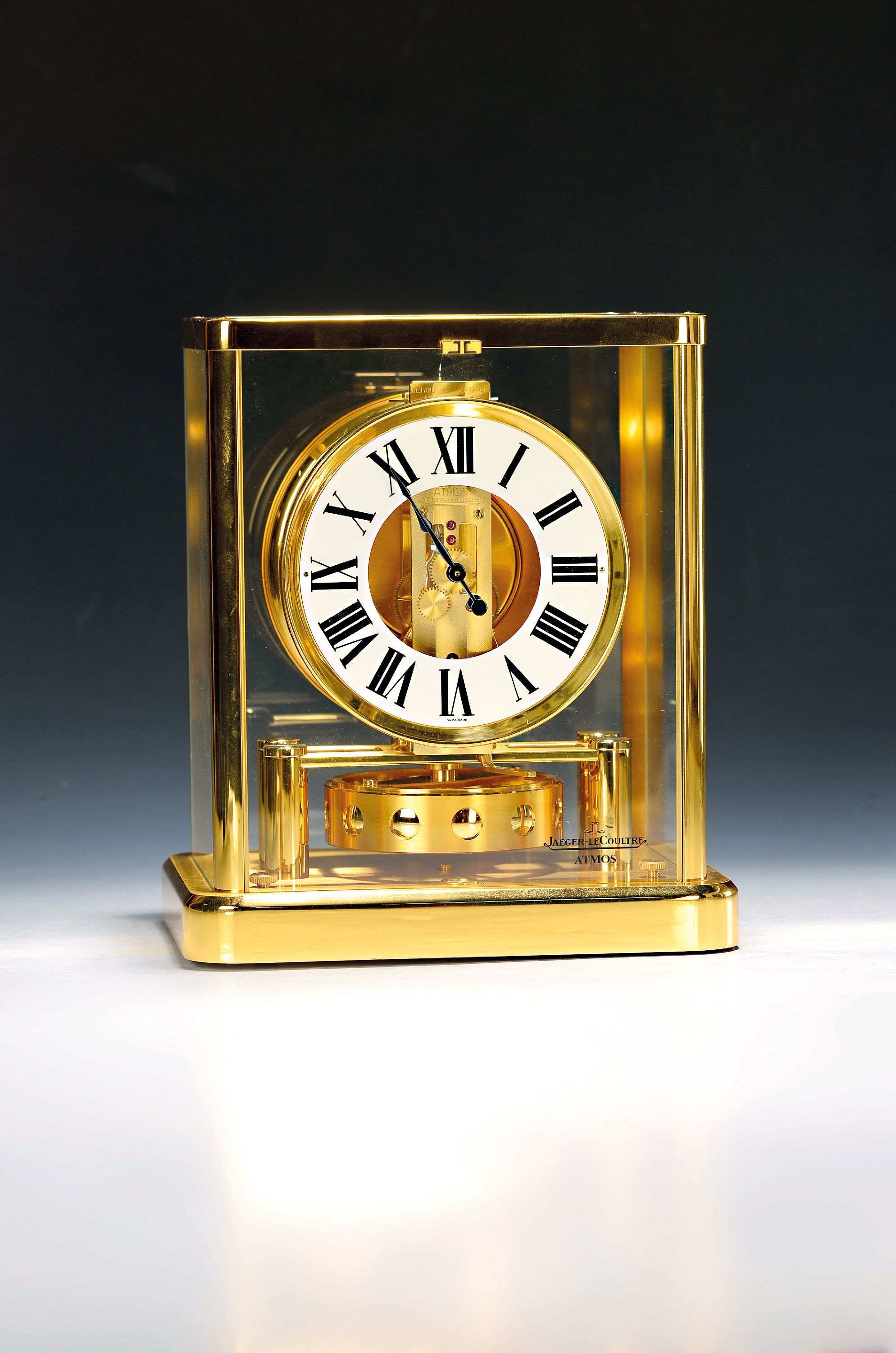 Image 27119762 - Jaeger-LeCoultre Atmos, gold-plated case from 1970, with opal plexiglass, normal glass on ...