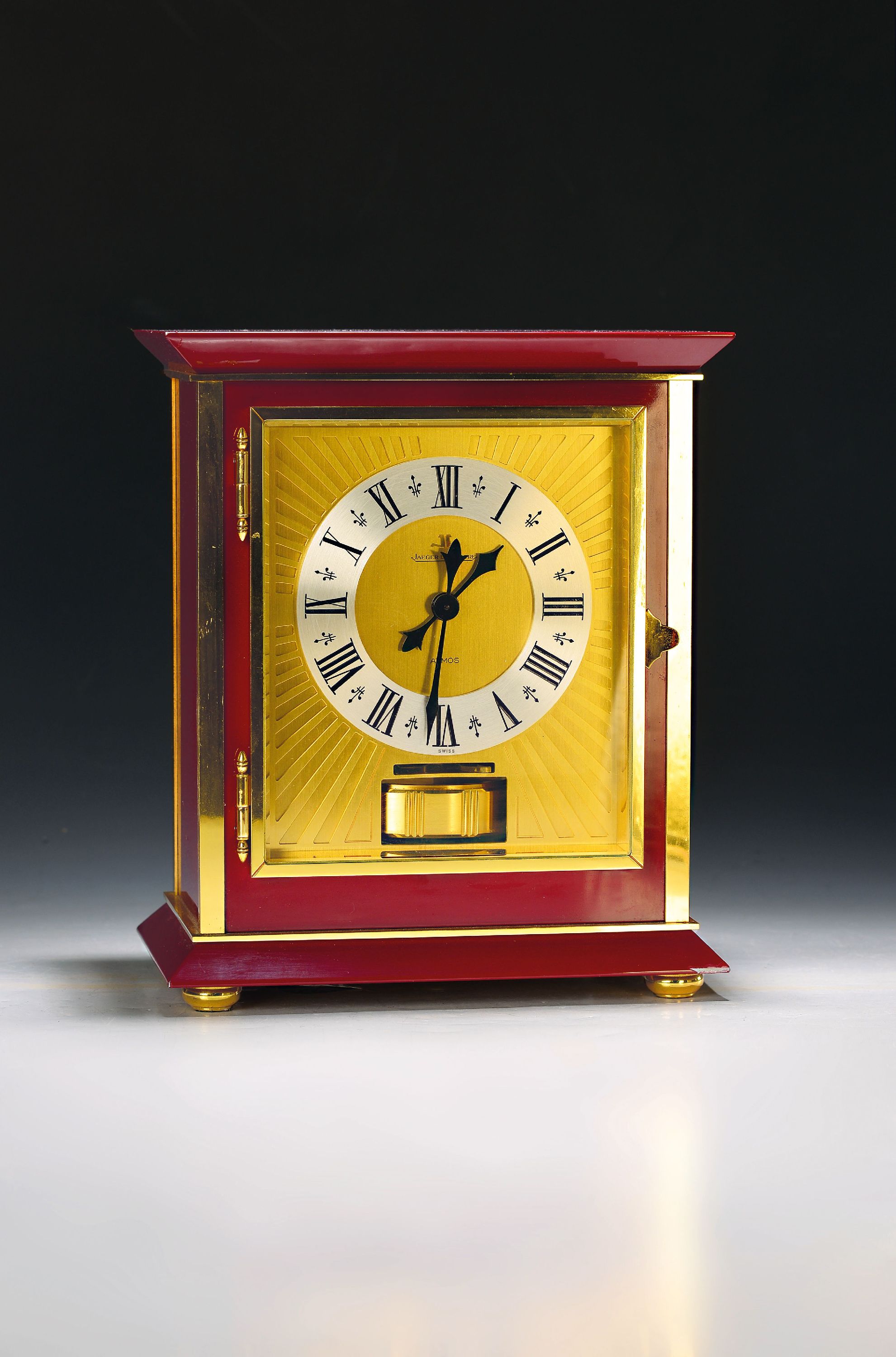 Image 27119763 - Jaeger-LeCoultre Atmos Royal, um 1966/70, vergoldetes Gehäuse, bordeaux gefasstes ...
