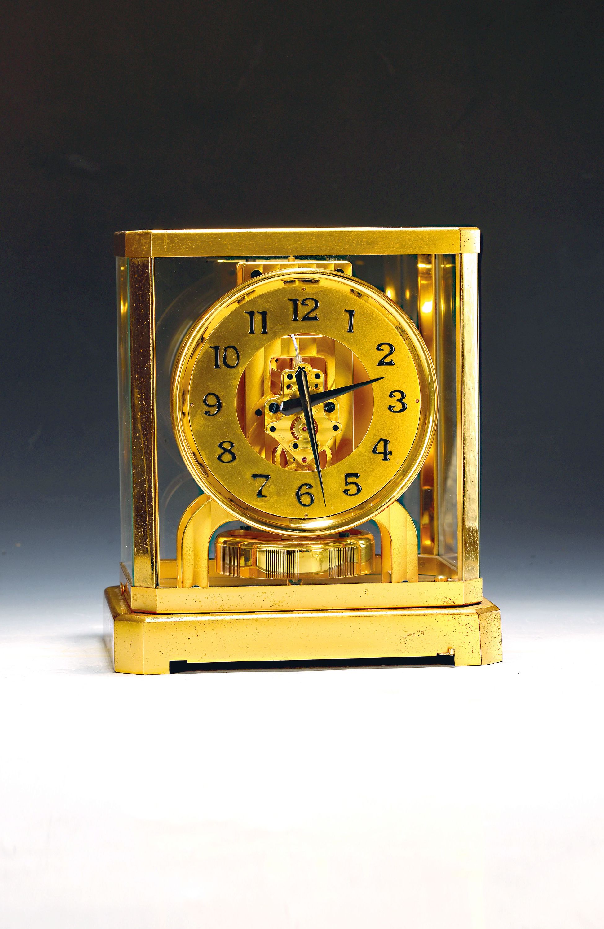Image 27119766 - Jaeger-LeCoultre Atmos Typ II, Anfang 1940er Jahre, matt vergoldetes Gehäuse (partiell ...
