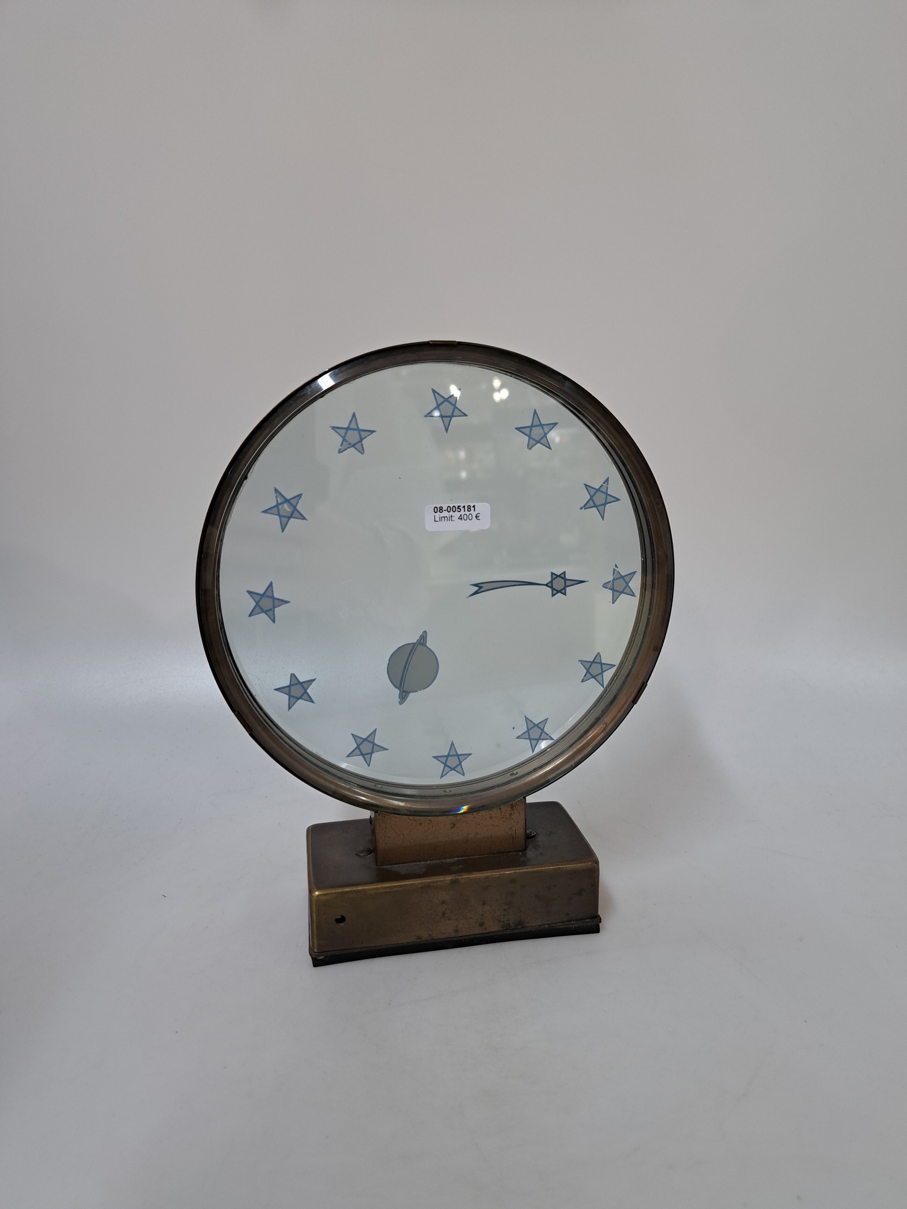 Detail a: Elektr. Tischuhr Jaeger LeCoultre Comet, um 1920, Messinggehäuse, im Boden und seitlich mit Lüftungsöffnungen, externe Zeitverstellung sowie ...