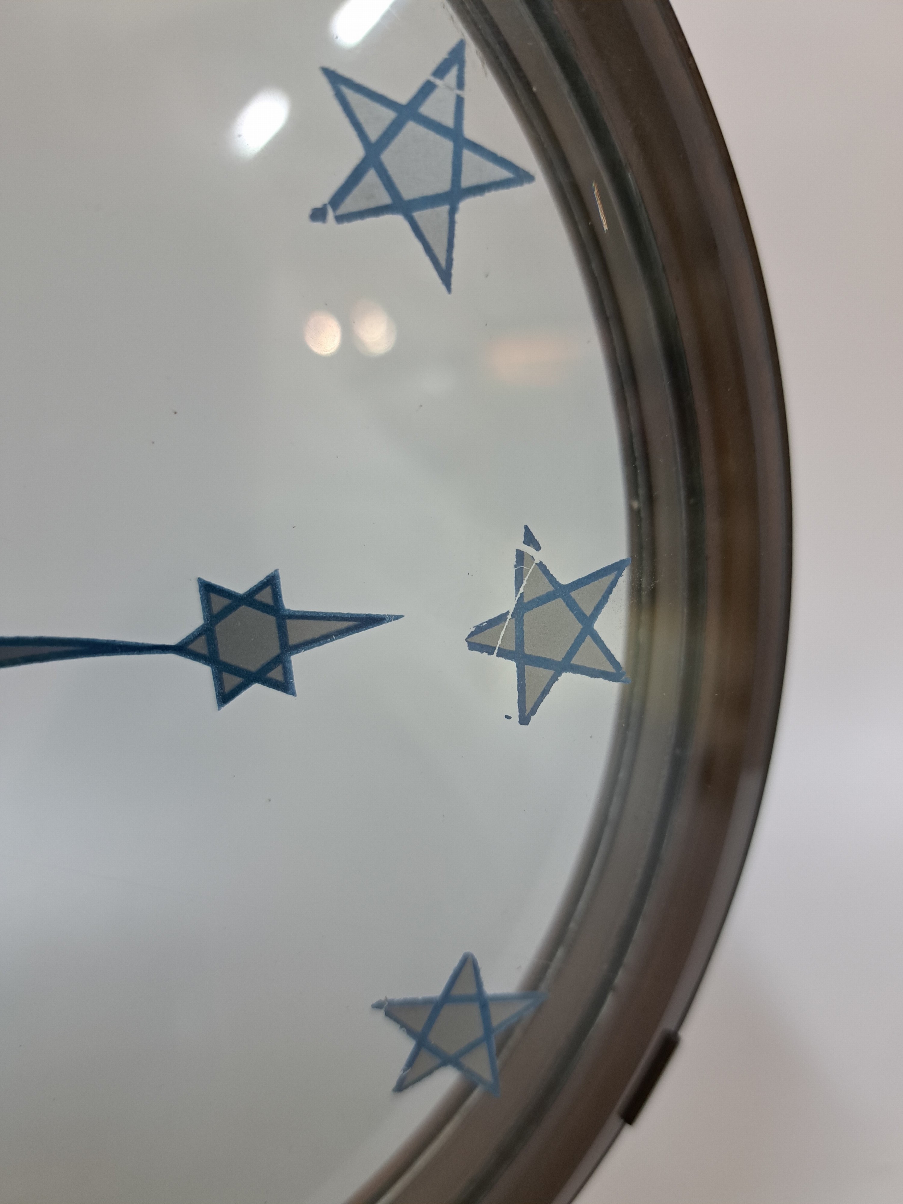 Detail d: Elektr. Tischuhr Jaeger LeCoultre Comet, um 1920, Messinggehäuse, im Boden und seitlich mit Lüftungsöffnungen, externe Zeitverstellung sowie ...