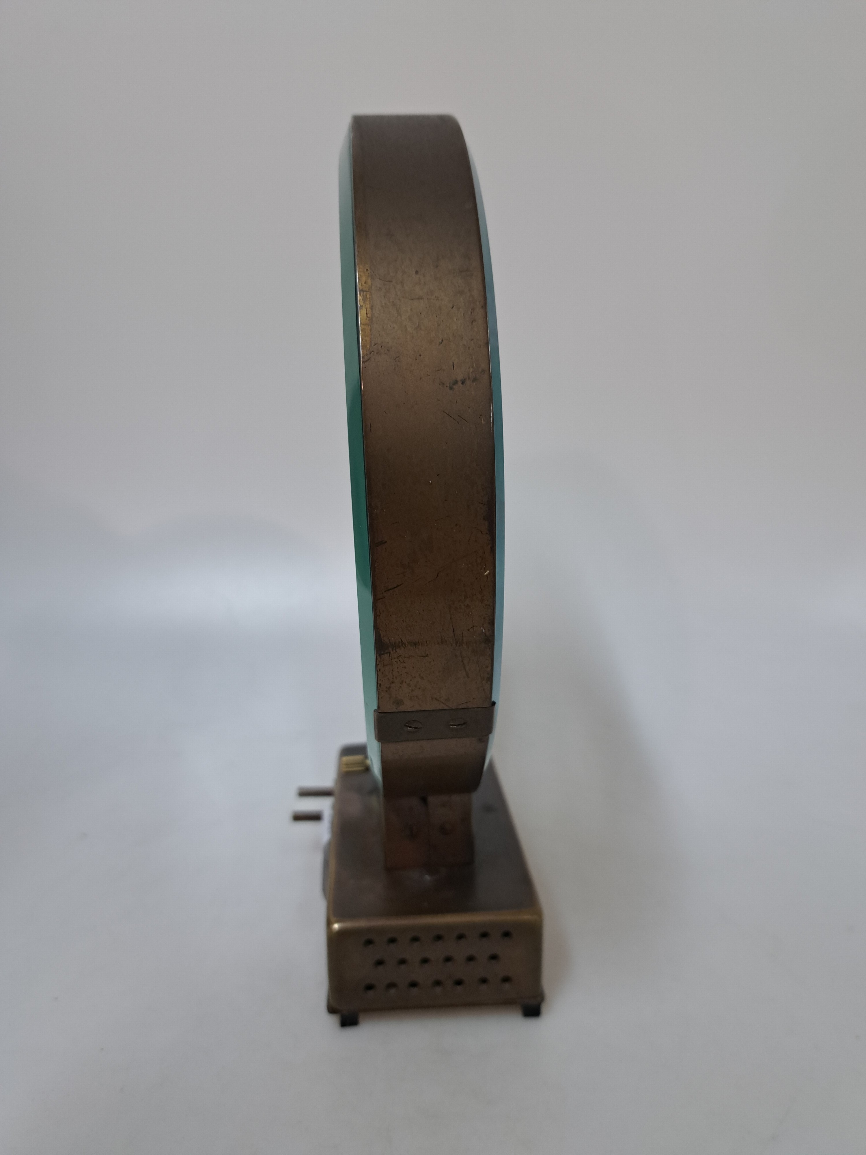 Detail e: Elektr. Tischuhr Jaeger LeCoultre Comet, um 1920, Messinggehäuse, im Boden und seitlich mit Lüftungsöffnungen, externe Zeitverstellung sowie ...