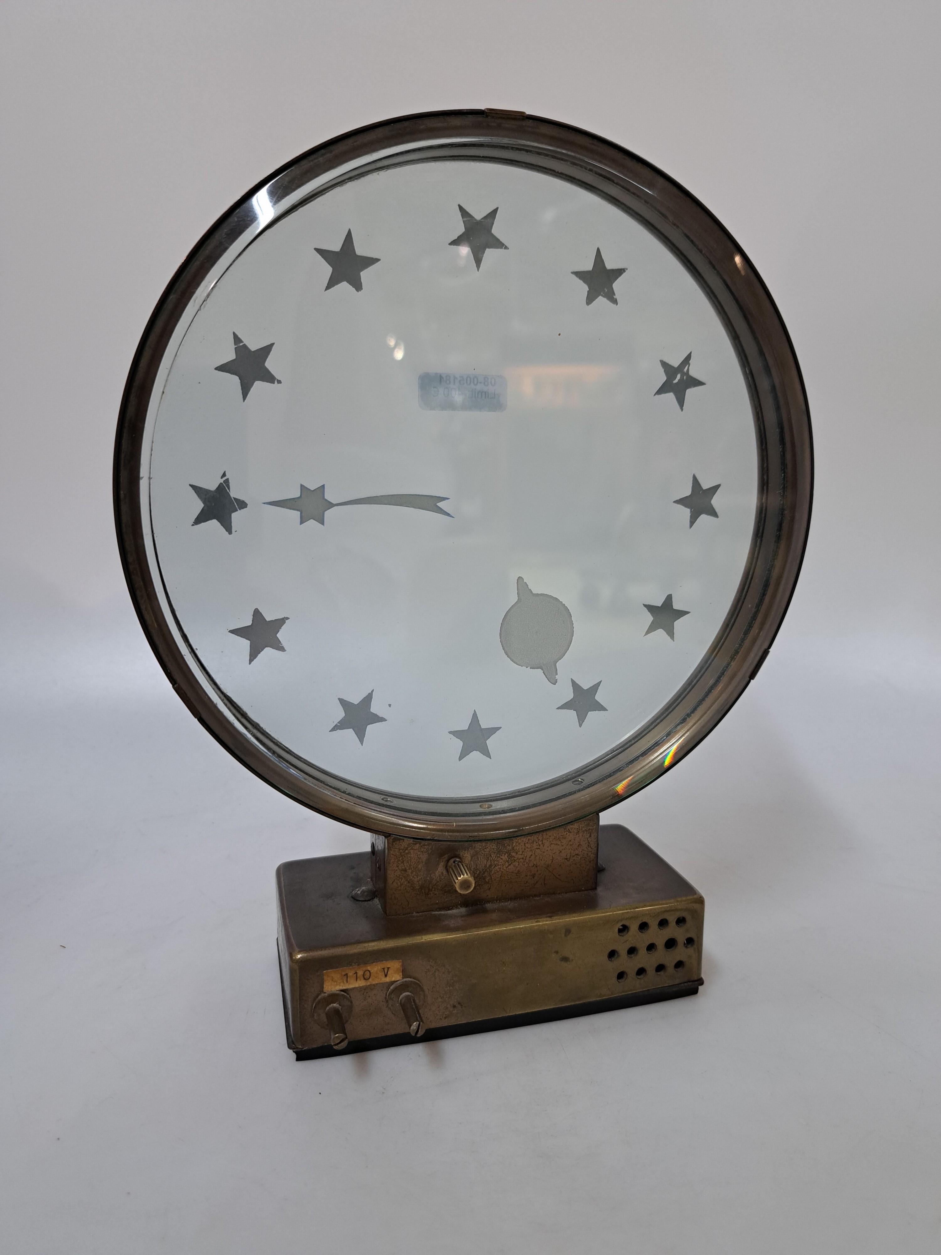 Detail f: Elektr. Tischuhr Jaeger LeCoultre Comet, um 1920, Messinggehäuse, im Boden und seitlich mit Lüftungsöffnungen, externe Zeitverstellung sowie ...