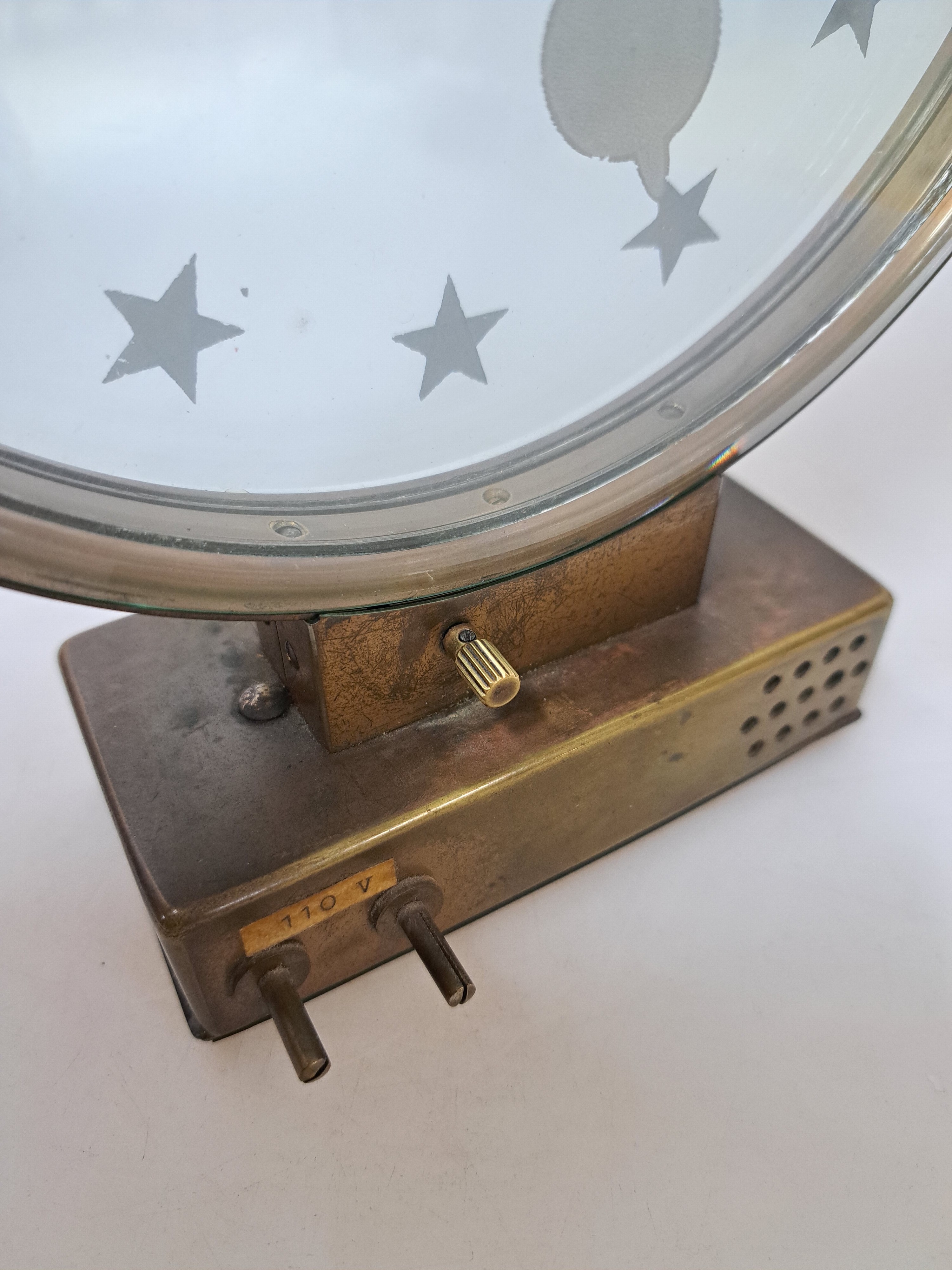 Detail h: Elektr. Tischuhr Jaeger LeCoultre Comet, um 1920, Messinggehäuse, im Boden und seitlich mit Lüftungsöffnungen, externe Zeitverstellung sowie ...