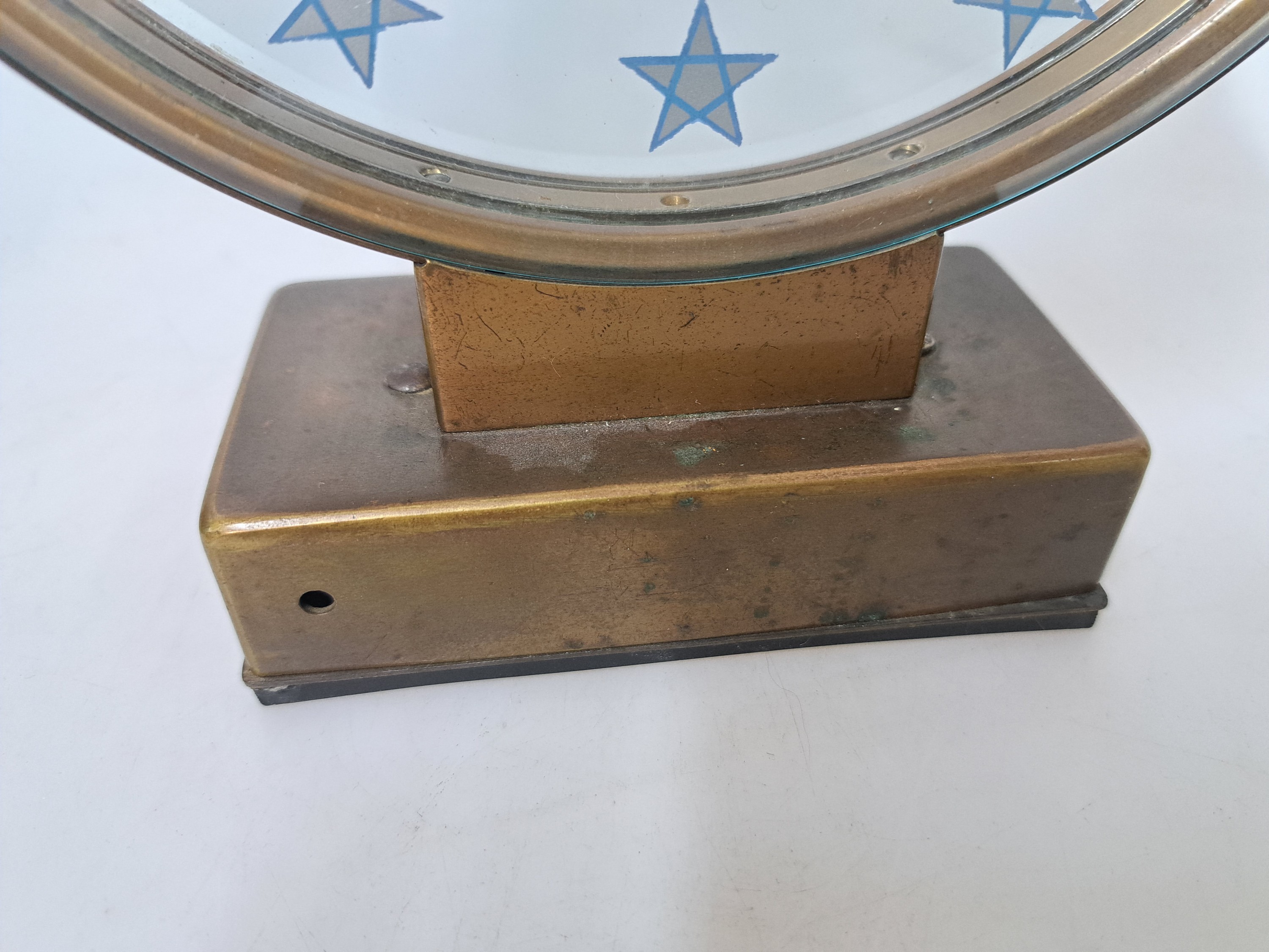 Detail k: Elektr. Tischuhr Jaeger LeCoultre Comet, um 1920, Messinggehäuse, im Boden und seitlich mit Lüftungsöffnungen, externe Zeitverstellung sowie ...