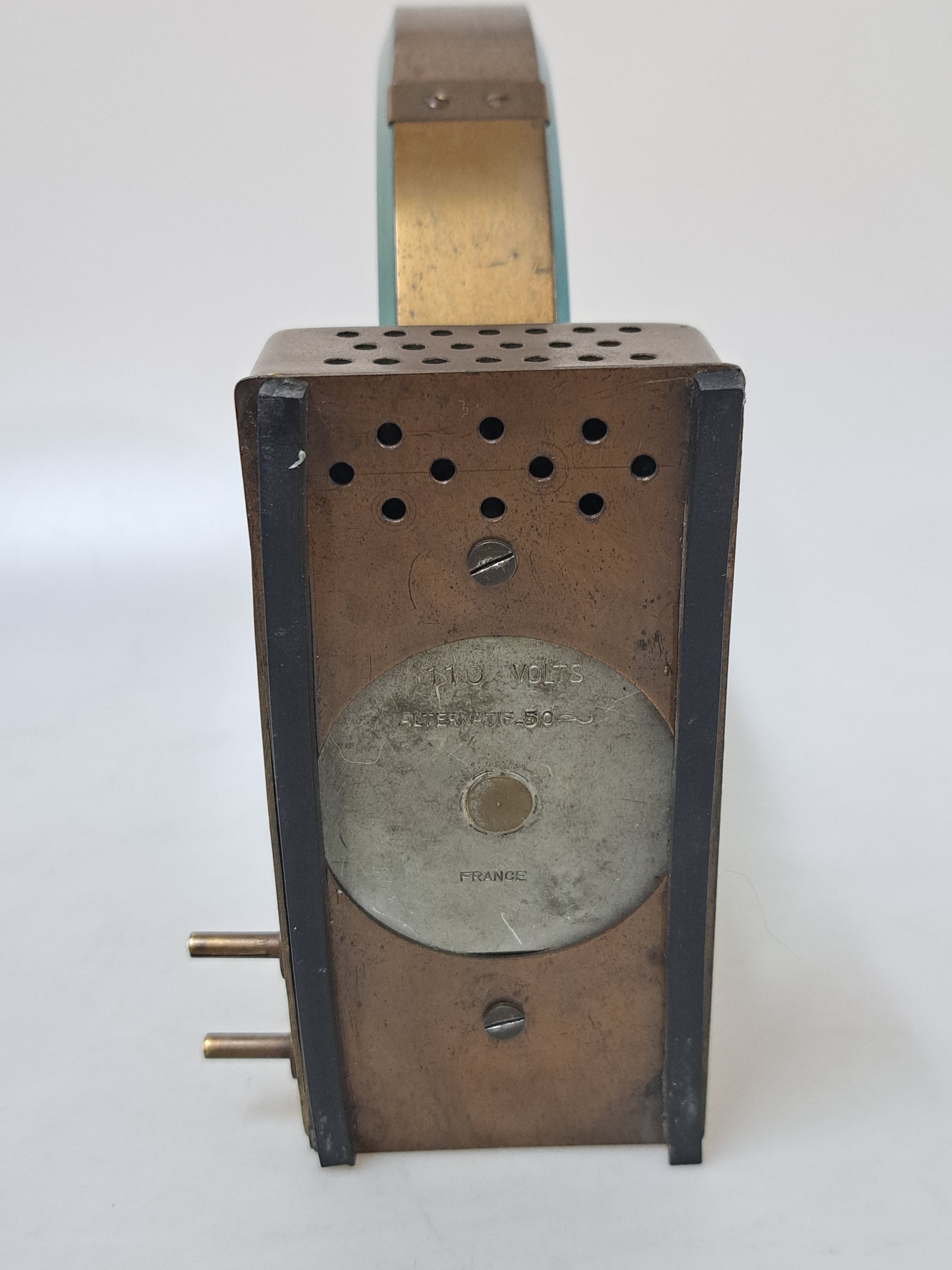Detail l: Elektr. Tischuhr Jaeger LeCoultre Comet, um 1920, Messinggehäuse, im Boden und seitlich mit Lüftungsöffnungen, externe Zeitverstellung sowie ...