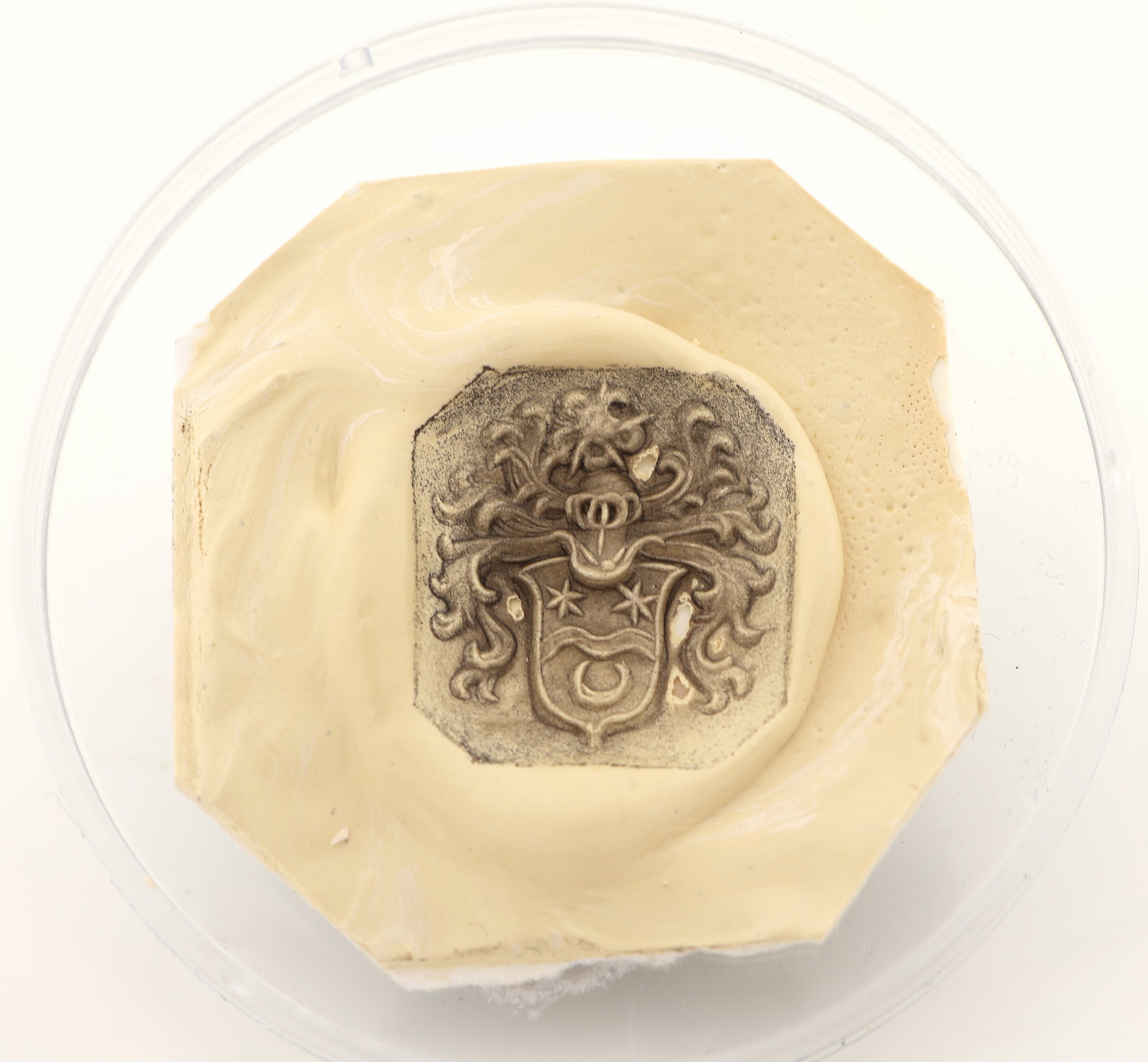 Detail b: Loser Citrin im Bufftop-Schliff, ca. 16.8 ct, grav. Familienwappen, Siegelabdruck anbei
