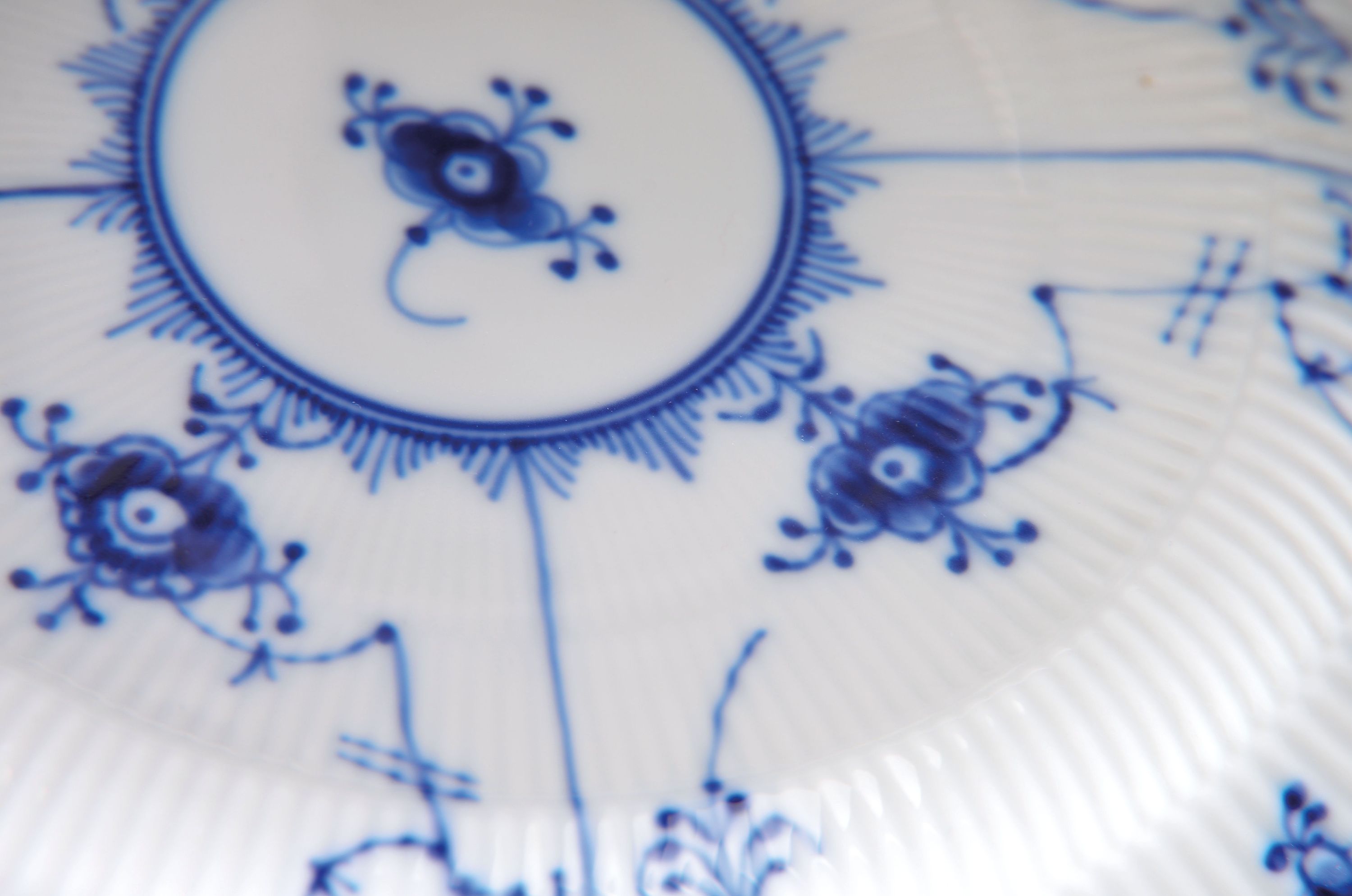 Detail a: Speiseservice, Royal Copenhagen, Musselmalet Halbspitze für 6 Personen, 6 Menueteller, 6 Suppentassen mit Untertassen, eine Sauciere, Salz- und ...