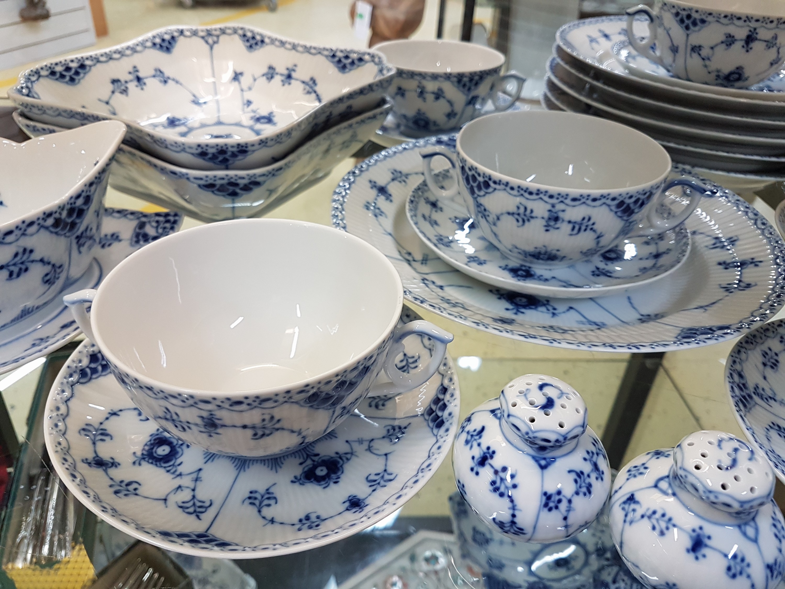 Detail c: Speiseservice, Royal Copenhagen, Musselmalet Halbspitze für 6 Personen, 6 Menueteller, 6 Suppentassen mit Untertassen, eine Sauciere, Salz- und ...