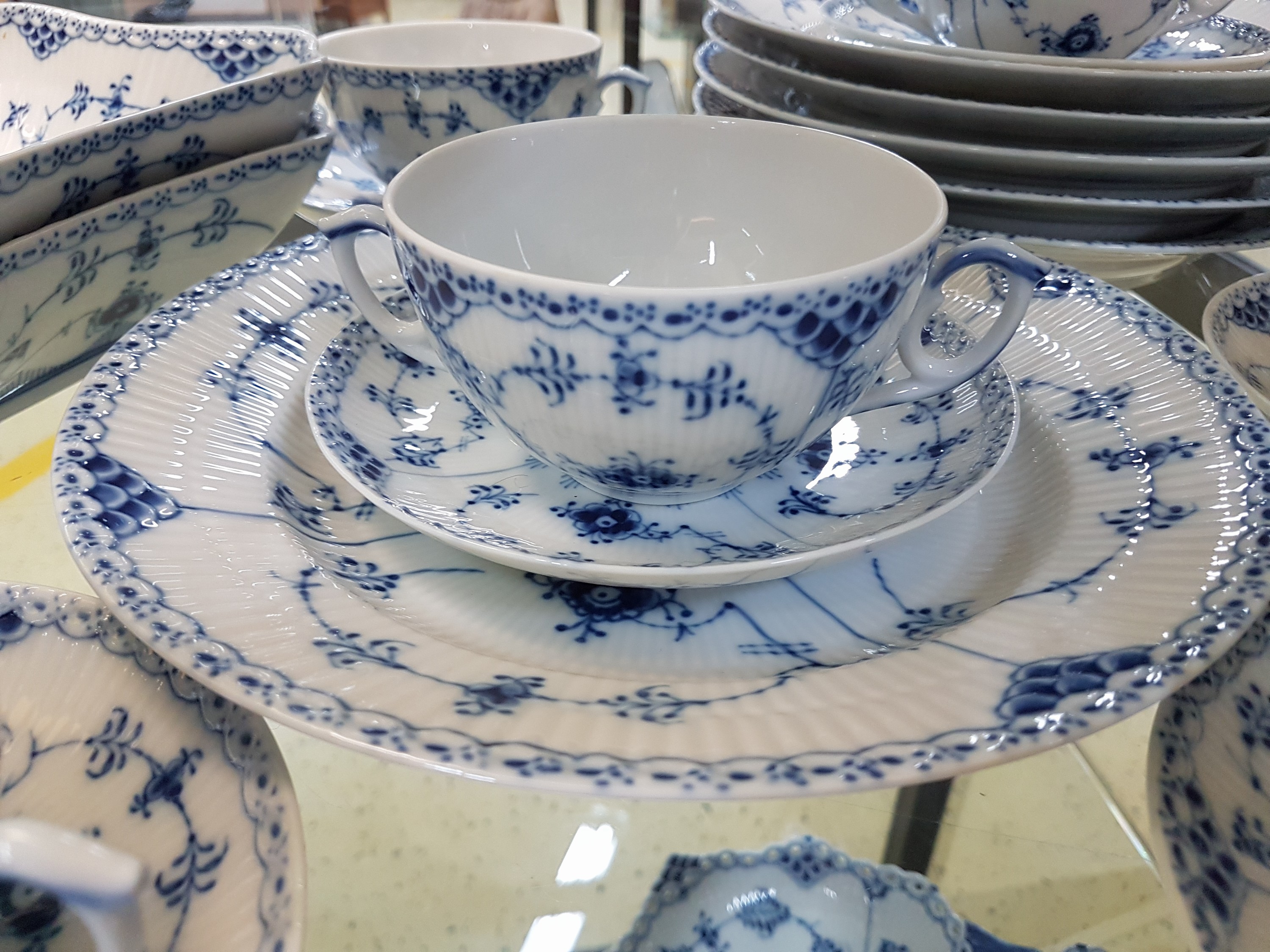 Detail f: Speiseservice, Royal Copenhagen, Musselmalet Halbspitze für 6 Personen, 6 Menueteller, 6 Suppentassen mit Untertassen, eine Sauciere, Salz- und ...