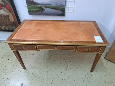 27119744a - Schreibtisch, Frankreich, 19.Jh., Nußbaumfurnier 3 Schubladen, Oberfläche mit ...