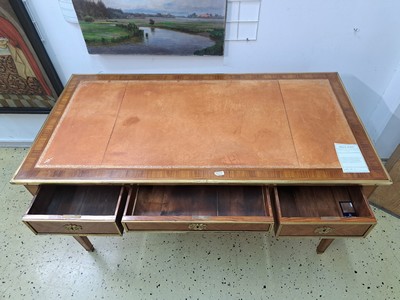 27119744b - Schreibtisch, Frankreich, 19.Jh., Nußbaumfurnier 3 Schubladen, Oberfläche mit ...