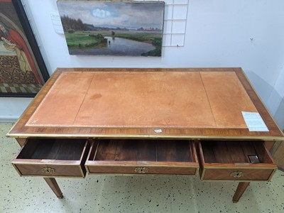 27119744c - Schreibtisch, Frankreich, 19.Jh., Nußbaumfurnier 3 Schubladen, Oberfläche mit ...