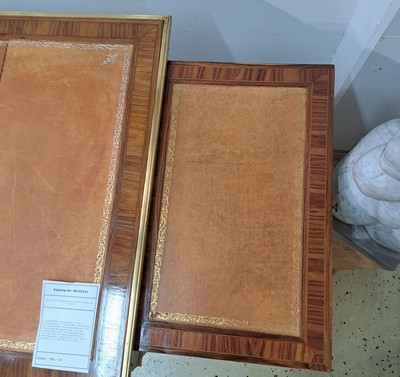 27119744e - Schreibtisch, Frankreich, 19.Jh., Nußbaumfurnier 3 Schubladen, Oberfläche mit ...