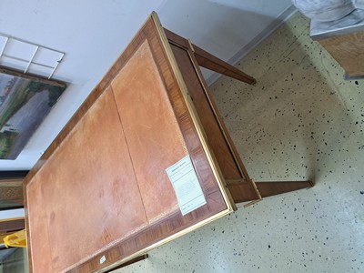 27119744f - Schreibtisch, Frankreich, 19.Jh., Nußbaumfurnier 3 Schubladen, Oberfläche mit ...