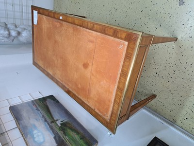 27119744g - Schreibtisch, Frankreich, 19.Jh., Nußbaumfurnier 3 Schubladen, Oberfläche mit ...