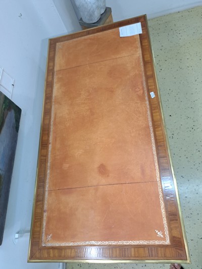 27119744h - Schreibtisch, Frankreich, 19.Jh., Nußbaumfurnier 3 Schubladen, Oberfläche mit ...