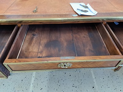 27119744k - Schreibtisch, Frankreich, 19.Jh., Nußbaumfurnier 3 Schubladen, Oberfläche mit ...