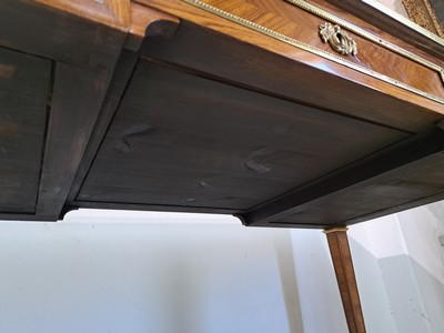 27119744q - Schreibtisch, Frankreich, 19.Jh., Nußbaumfurnier 3 Schubladen, Oberfläche mit ...