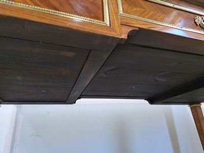 27119744r - Schreibtisch, Frankreich, 19.Jh., Nußbaumfurnier 3 Schubladen, Oberfläche mit ...