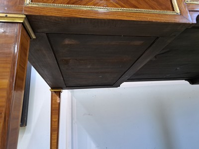 27119744s - Schreibtisch, Frankreich, 19.Jh., Nußbaumfurnier 3 Schubladen, Oberfläche mit ...